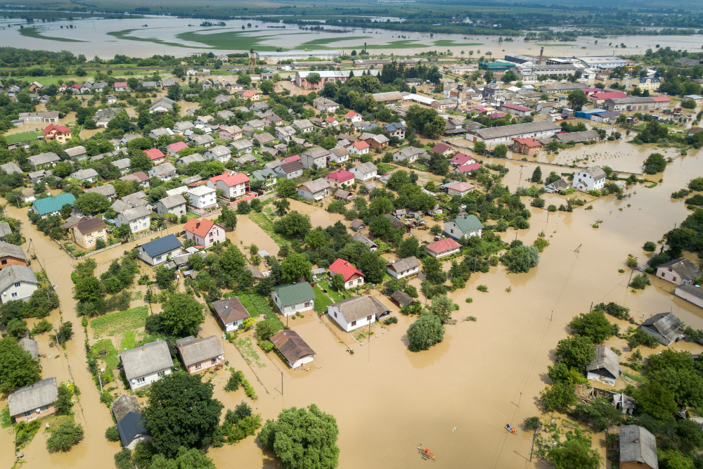 Überflutete Häuser in Halych, Ukraine