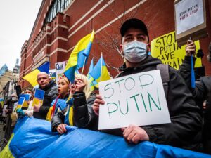 Foto von Menschen auf einer Solidaritäts-Demo für die Ukraine