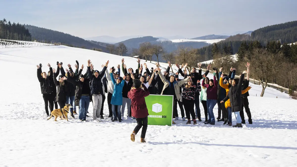 Teamfoto des FundraisingBox-Teams im Winter springend