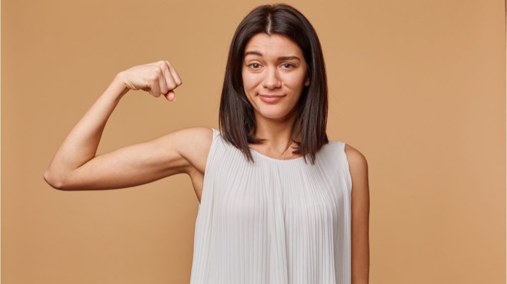 Eine junge Frau hält einen Arm in die Höhe