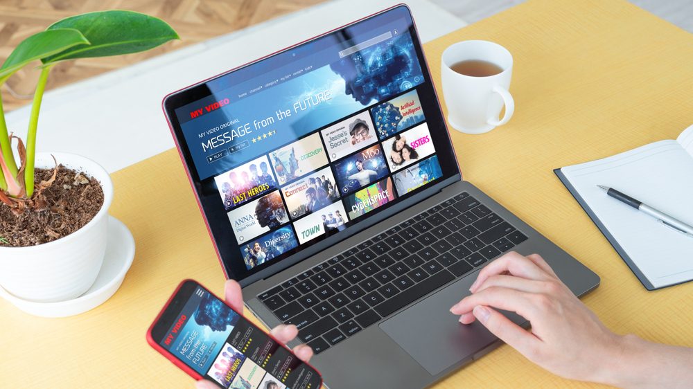 Ein Laptop, der einen Streaming Website zeigt