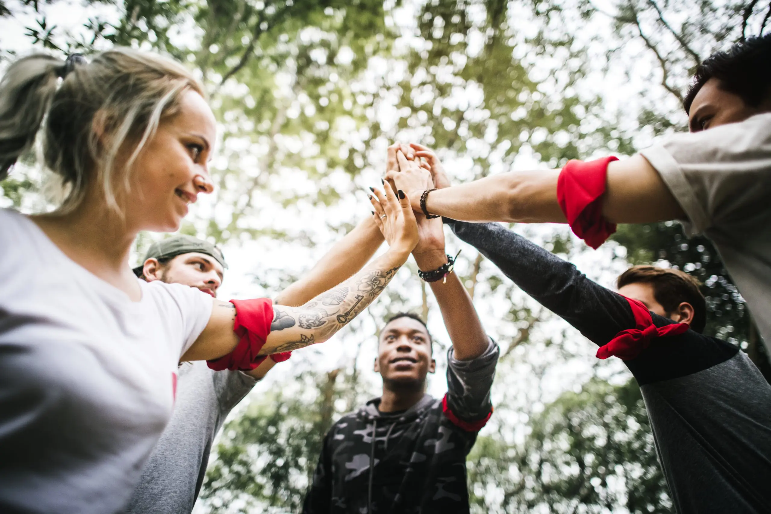 Menschen, die sich ein High-Five geben.