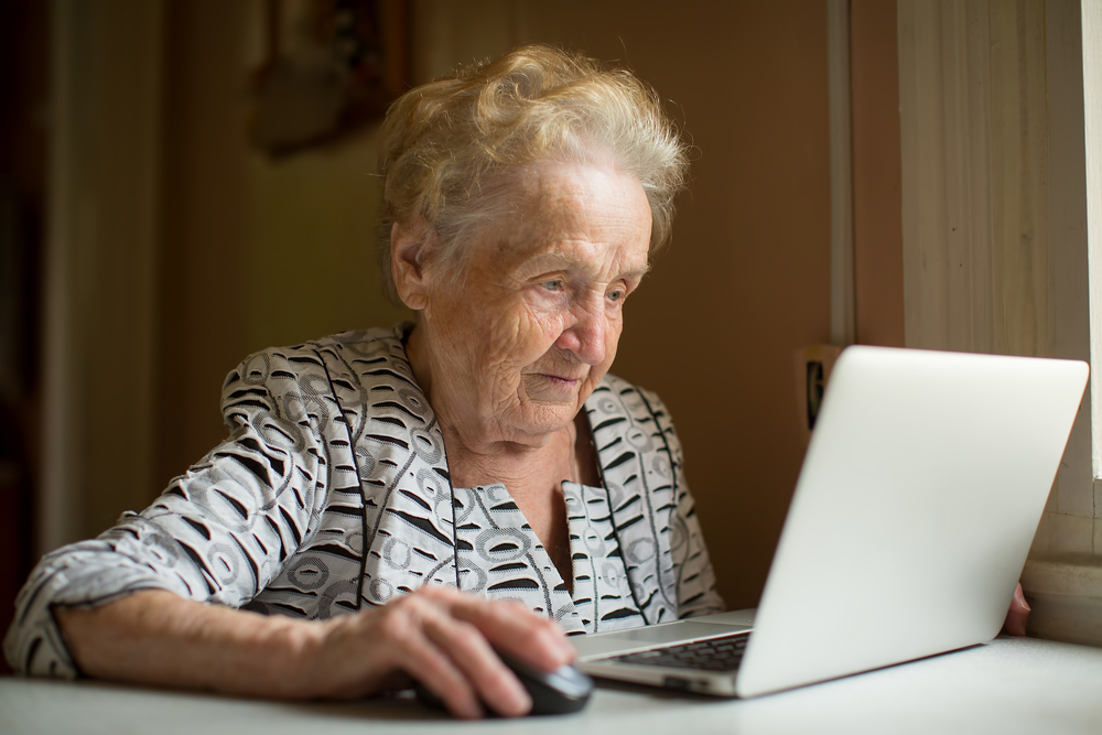 Ältere Frau am LapTop