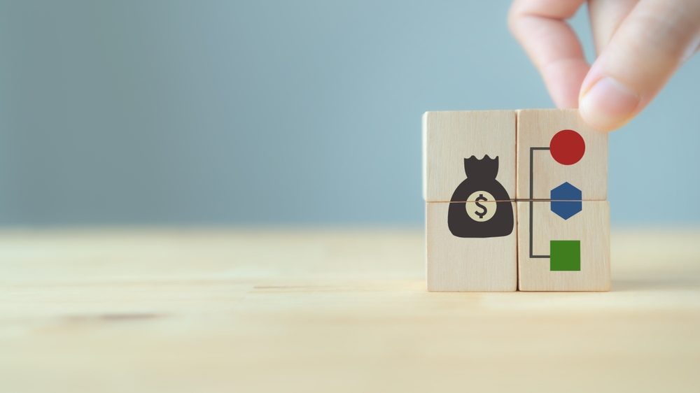 Verschiedene Bauklötze symbolisieren Finanzierungsmöglichkeiten von NGOs