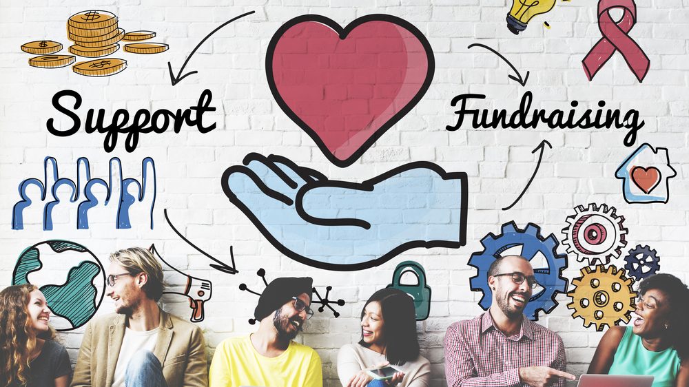 Menschen vor einer Wand mit Fundraising Symbolen