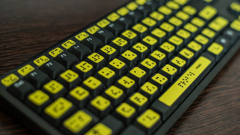 Eine Tastatur mit Braille-Schrift