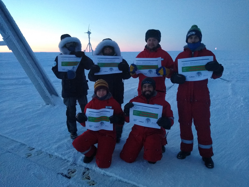 Antarktis-Forscher posieren für ein Teilnehmer-Foto für den NCT Lauf