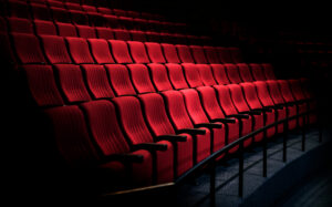 Reihen roter Theaterstühle