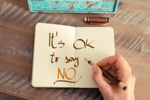 Ein Notizbuch, in dem "It's ok to say NO" steht